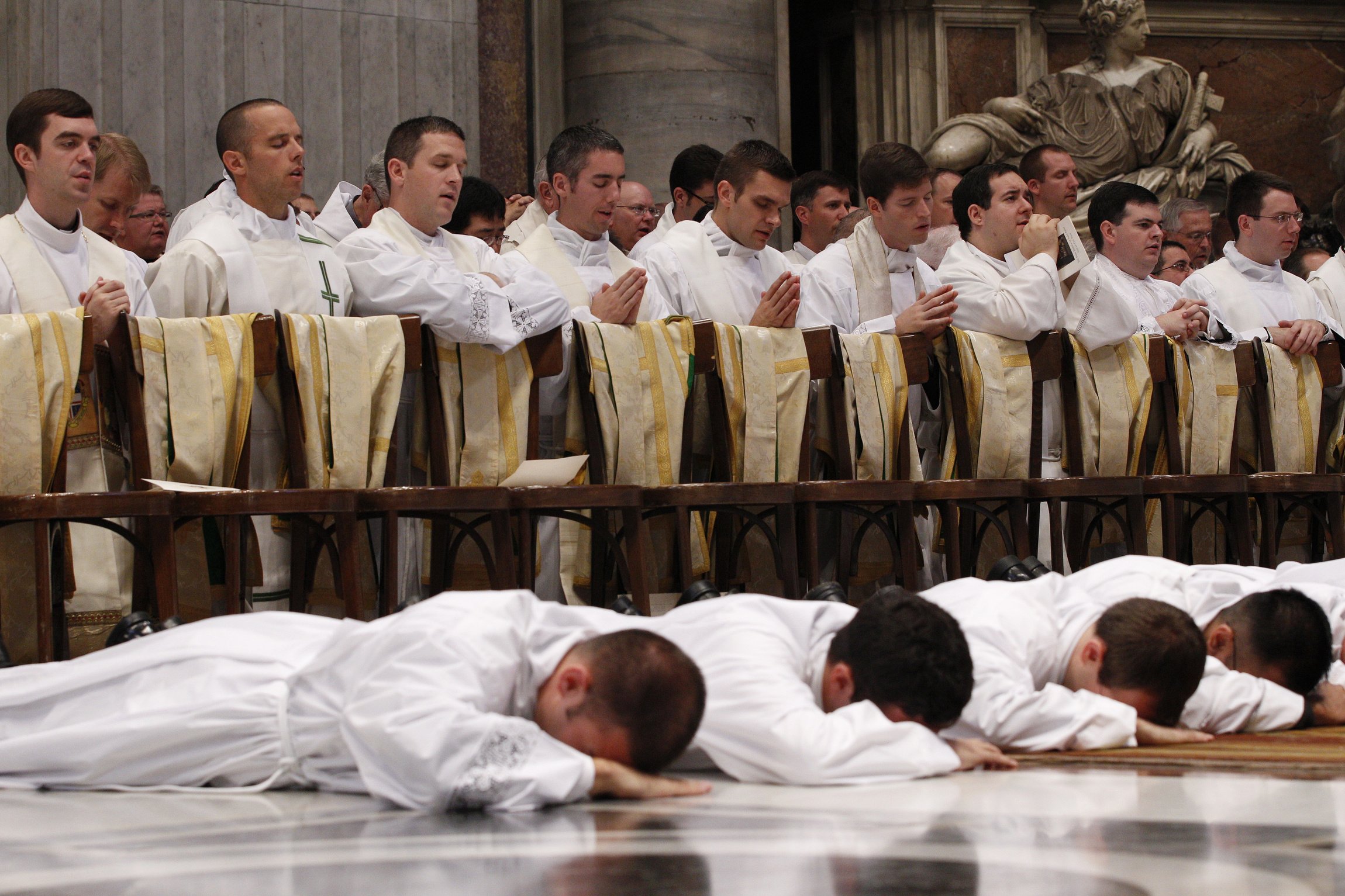 what-is-the-difference-between-a-deacon-and-a-priest-about-catholics